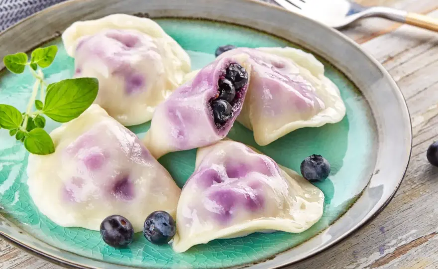 Pierogi z jagodami - idealne ciasto i farsz. Jak je zrobić?