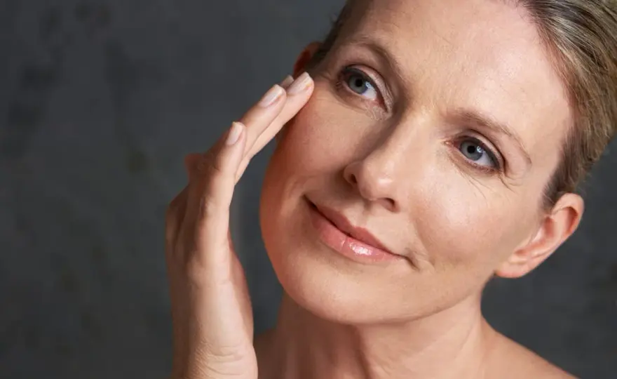 Peau mature, à quel âge et quelle routine adopter ?