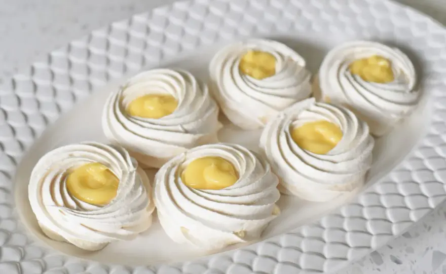 Pavlova med lemoncurd - så lyckas du med maräng och syra