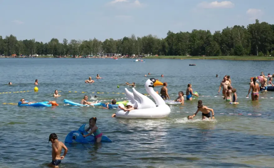Atrakcje nad jeziorem Firlej: Odkryj niezapomniane przygody i relaks
