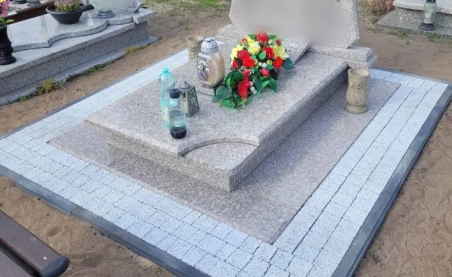 Jakie płytki na cmentarz wybrać? Porównanie materiałów i stylów