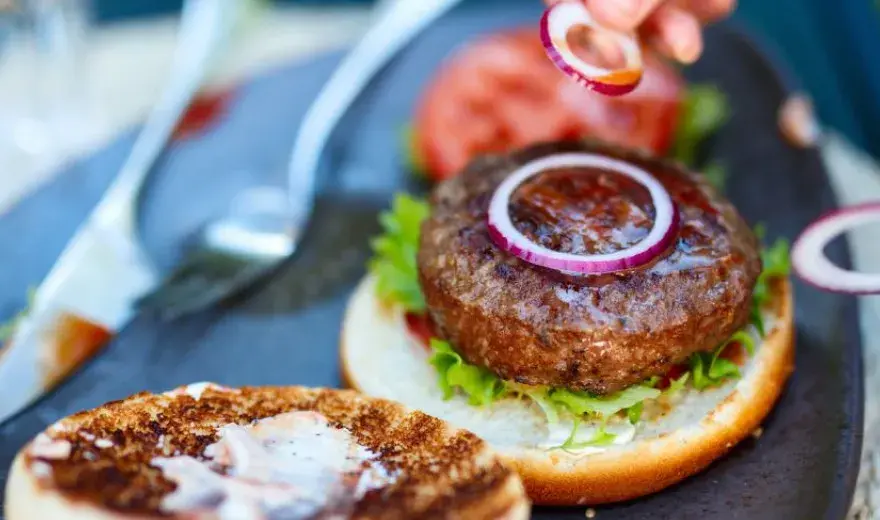 Perfekcyjne burgery domowe: przepis krok po kroku