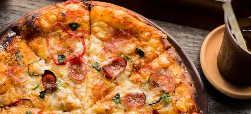Ile kalorii ma pizza 40 cm? Zaskakujące różnice w kaloryczności