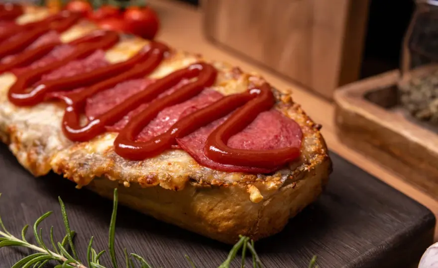 Idealna zapiekanka z salami: Prosty przepis na domowy hit