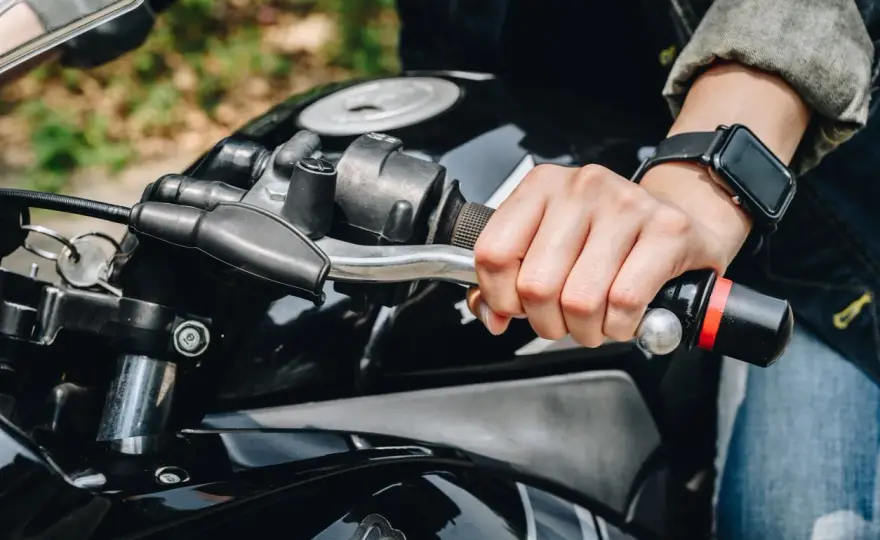 Freno motor en moto y scooter - cómo usarlo sin tirones