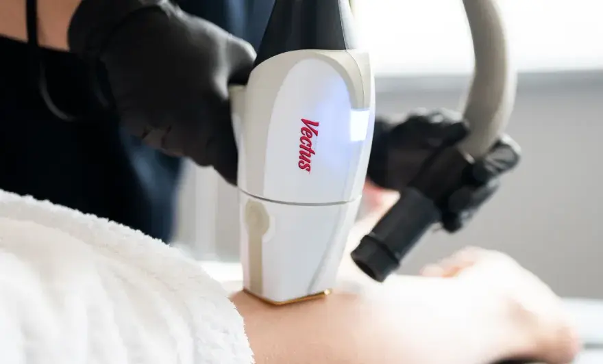 Depilacja laserowa: czy boli? Prawda o bólu i jak go uniknąć