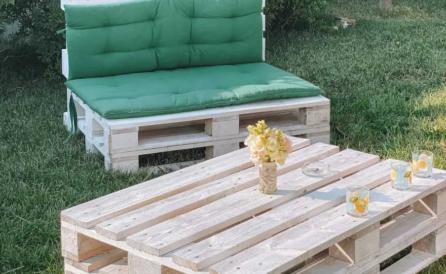 Meble z palet - pomysły, wykonanie i wykończenie. Sprawdź!