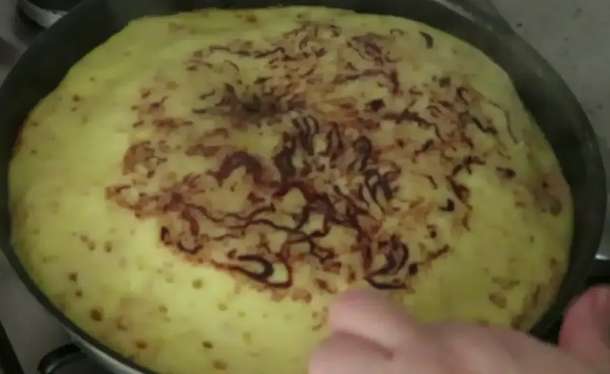 Szybkie i proste ciasto na patelni - idealne bez piekarnika