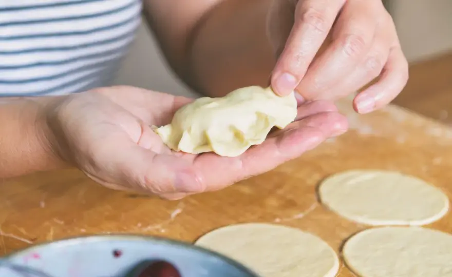 Ciasto na pierogi bez jajka - Jak zrobić elastyczną i miękką masę?