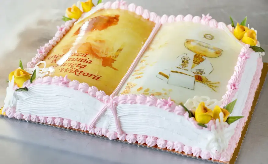 Idealny tort na Komunię: Przepis, dekoracje i porady krok po kroku