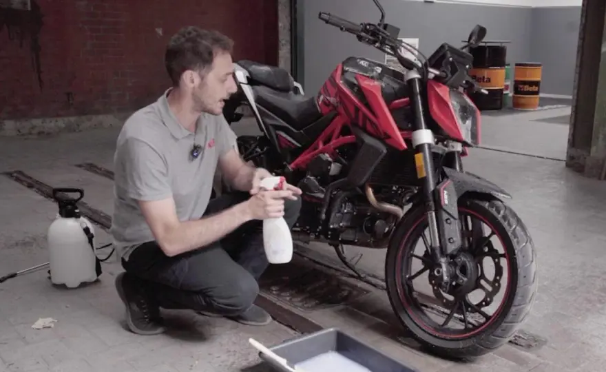 Lavare la moto con prodotti di casa - Funziona davvero?