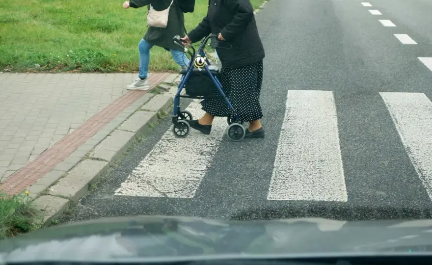 Bezpieczne przechodzenie przez jezdnię - Jak unikać błędów na pasach?