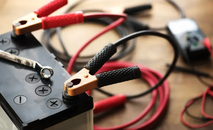 Czy prostownik może rozładować akumulator? Sprawdź, zanim użyjesz