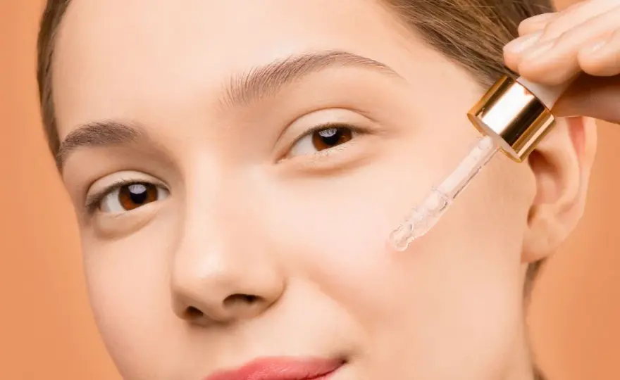 Cómo y cuándo se aplica el sérum en tu rutina facial