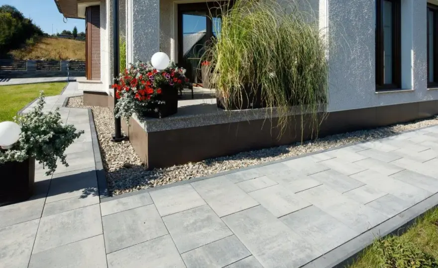 Co położyć na stary betonowy chodnik? 5 pomysłów
