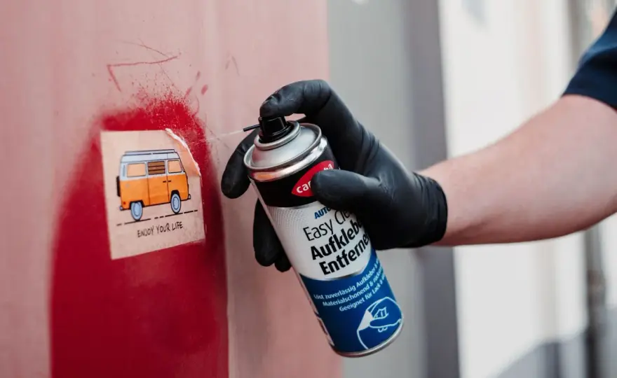 Klebereste von Kunststoffrahmen entfernen - So geht's sicher!