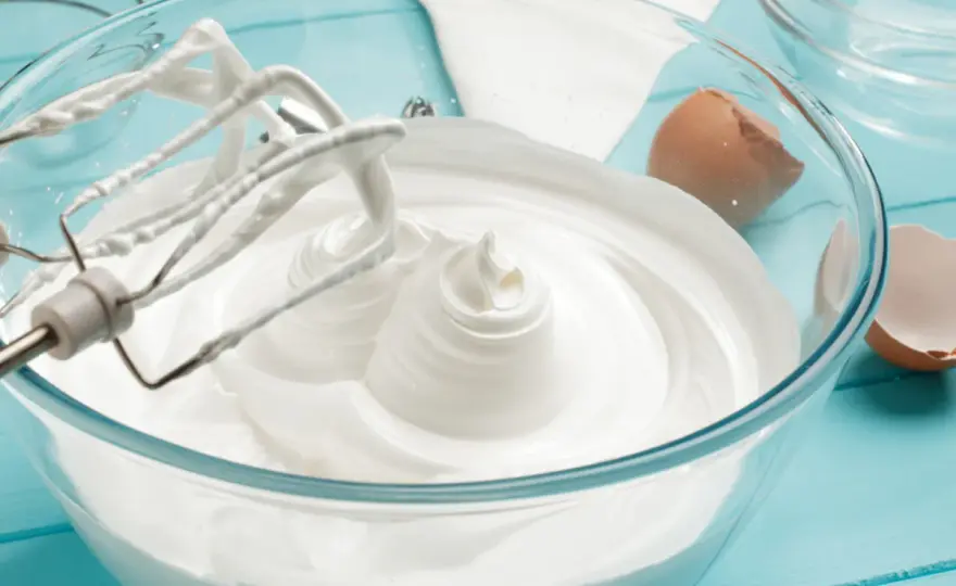 Krem śmietankowy do tortu bez mascarpone - jak go ustabilizować?