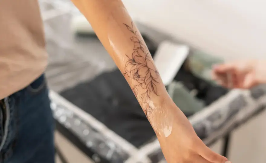 Tatouage qui pèle - les bons soins pendant la cicatrisation