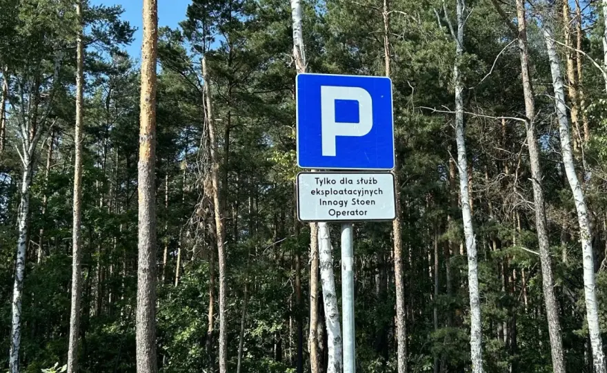 Znak D-18 - Jak czytać tabliczki i uniknąć błędów przy parkowaniu?