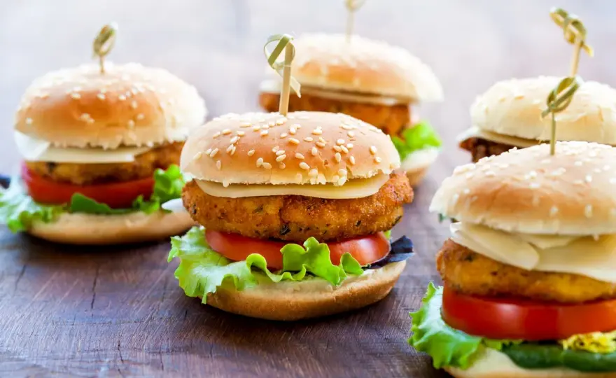 Gdzie kupić mini bułki do burgerów? Sprawdź sklepy i przepisy