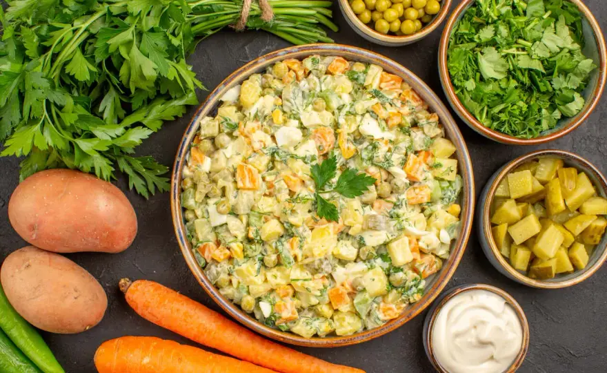 Menu na imprezę PRL: 20+ kultowych dań i napojów z epoki!