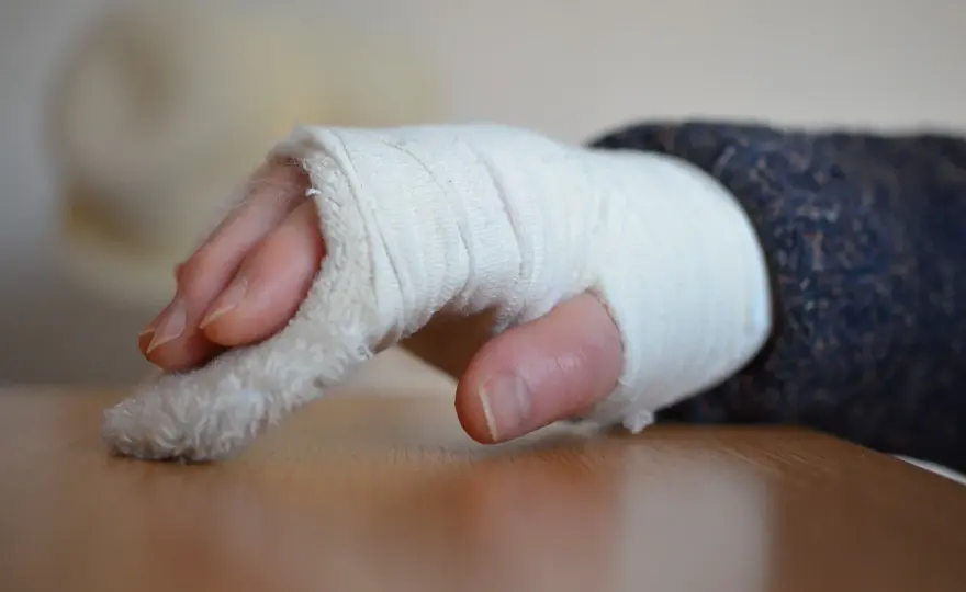 Jak długo trwa rehabilitacja po złamaniu nadgarstka? Poznaj fakty i czas powrotu do zdrowia