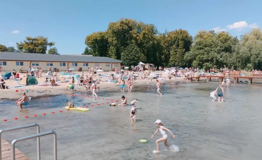 Plaża w Powidzu - którą wybrać? Plan na udany dzień nad jeziorem