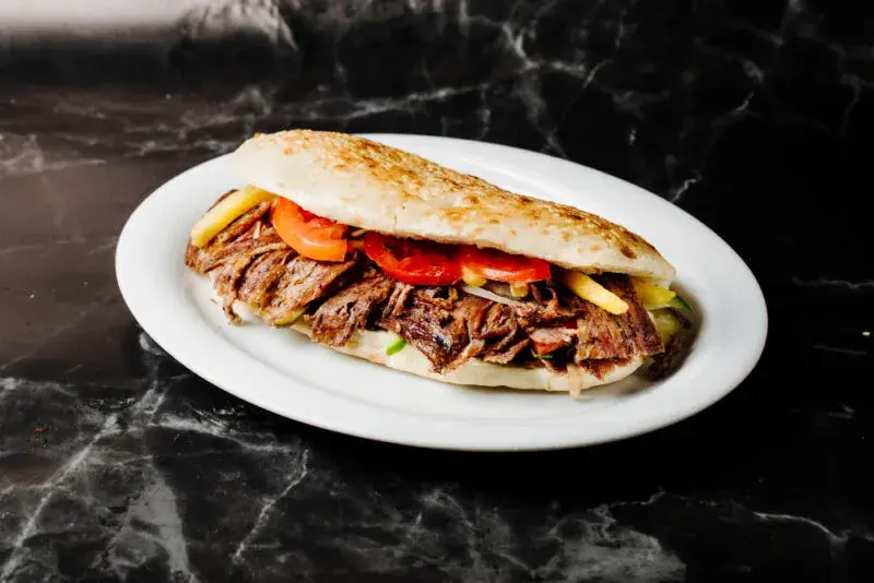 Ile kalorii ma kebab w bułce? Zaskakujące fakty o kaloryczności