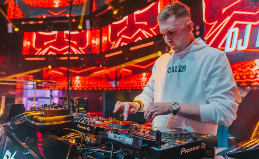 Polscy DJ-e klubowi - kogo warto znać i jak rozpoznać dobry set?
