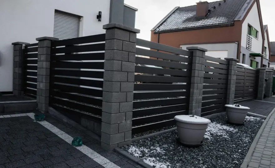 Ogrodzenie bez formalności? Poznaj przepisy i uniknij kar!