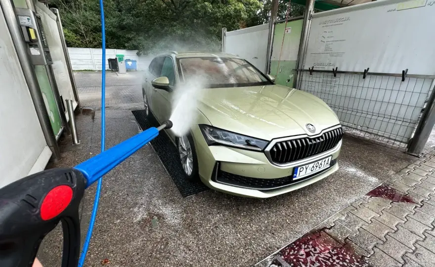 Jak usunąć żywicę z samochodu? Bezpiecznie i skutecznie!