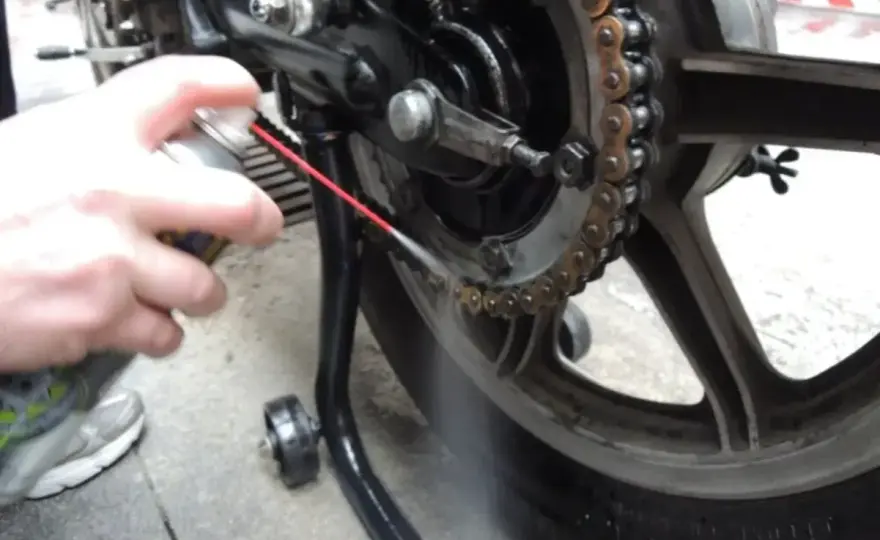 Pulire catena moto - La guida definitiva per farla durare
