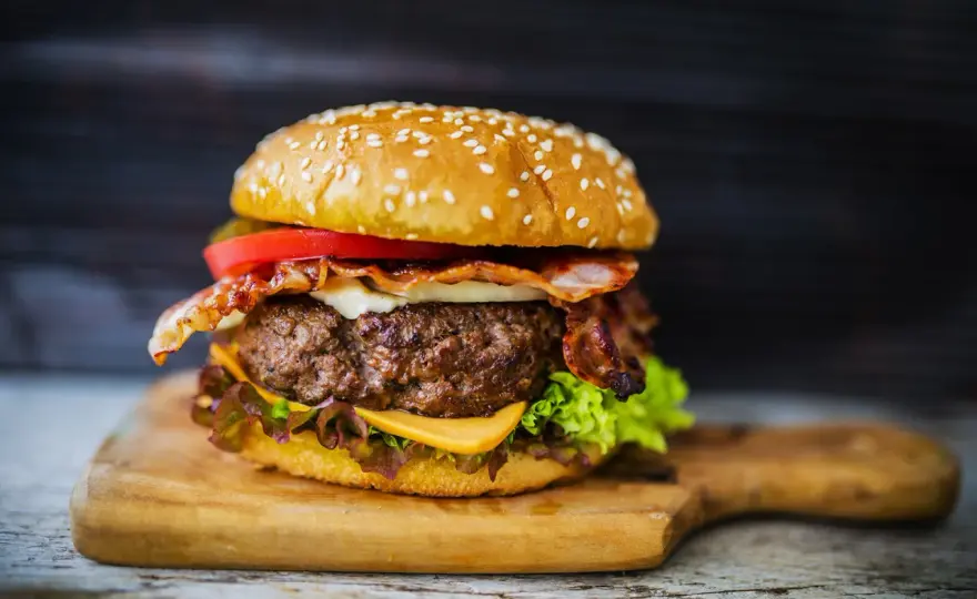 Jak doprawić wołowinę na burgery? Sekret soczystości i smaku