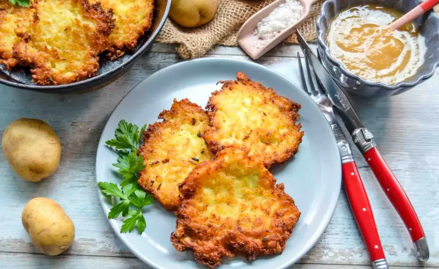 Reibekuchen Rezept - So gelingen sie außen knusprig und saftig