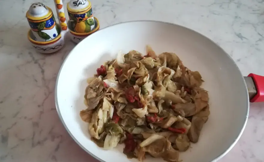 Lattuga iceberg cotta in padella, croccante e gustosa