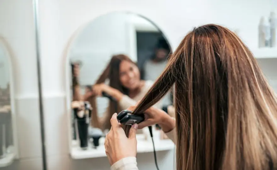 ¿Planchar pelo mojado? La verdad y cómo evitar dañarlo