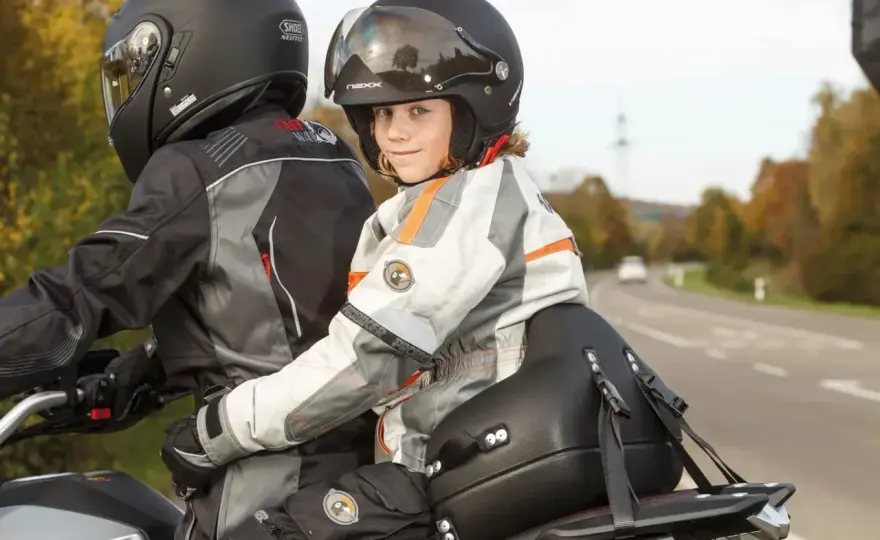 Dziecko na motocyklu - co mówią przepisy i jak jechać bezpiecznie?
