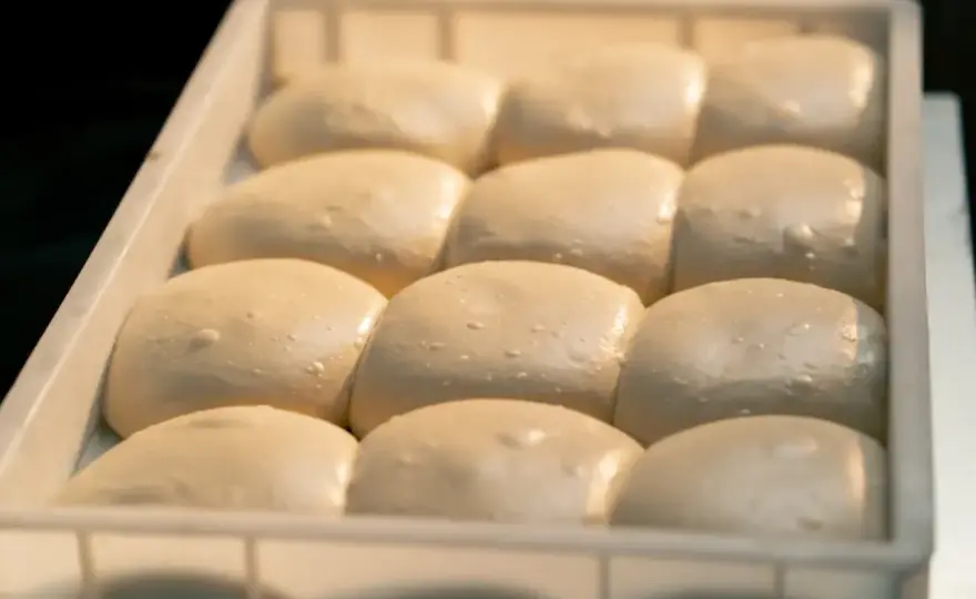 Przechowuj ciasto na pizzę w lodówce? Sprawdź, jak to zrobić!
