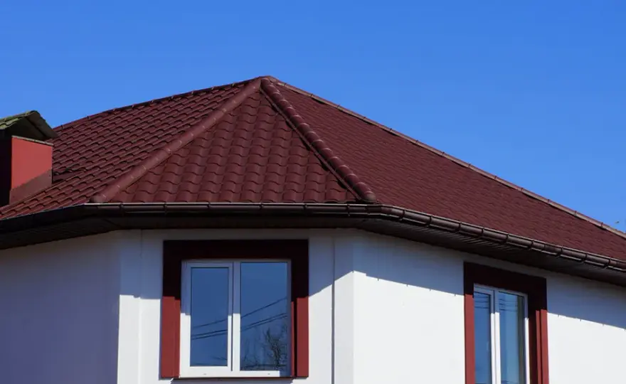 Bordowa dachówka jaka elewacja - idealne połączenia kolorystyczne i materiały