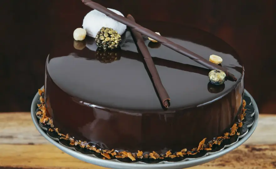 Torta al cioccolato fondente con ganache lucida