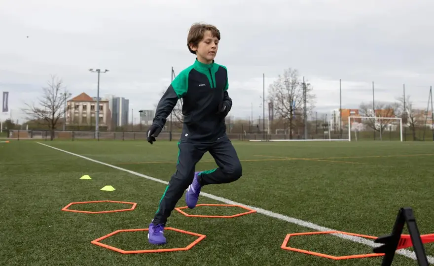 Jak ubrać dziecko na trening piłkarski zimą - Ciepło i bezpiecznie