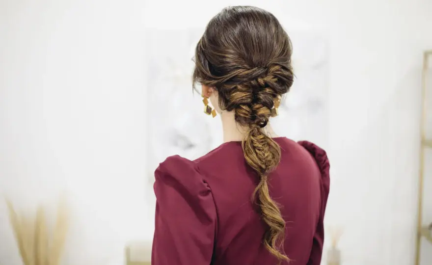 Trenzas para invitada de boda que favorecen y duran