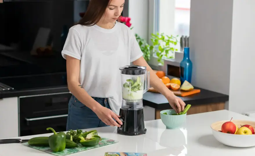 Wybierz urządzenie do koktajli: blender kielichowy czy personalny?