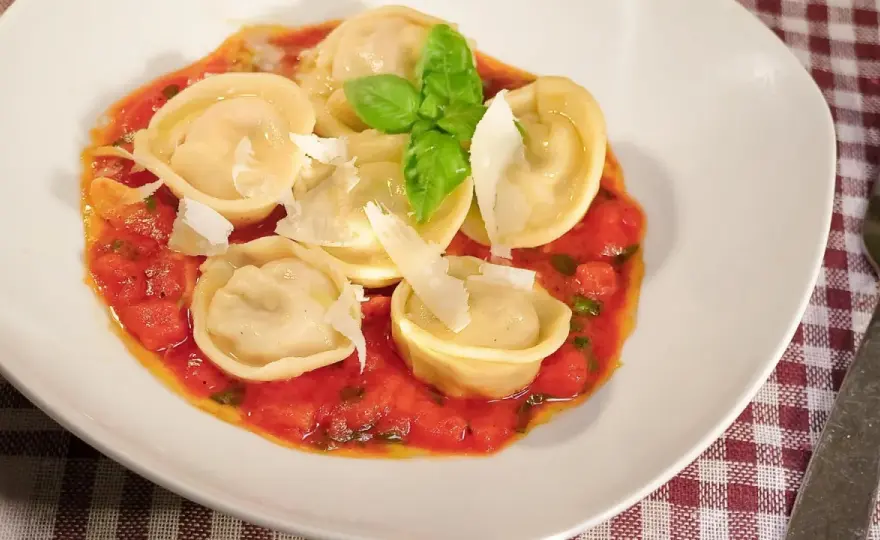Ravioli z szynką parmeńską - Jak zrobić idealne ciasto i farsz?