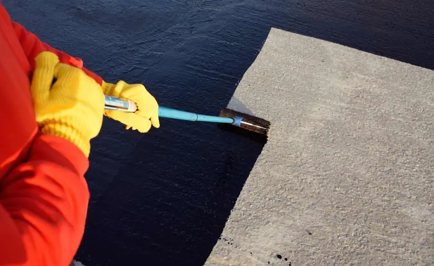 Dach teeren - Bitumen statt Teer: Kosten, Tipps & Fehler vermeiden