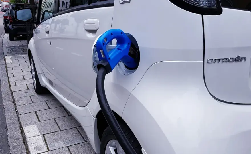 Hybryda czy diesel: który wybór jest bardziej opłacalny i ekologiczny?