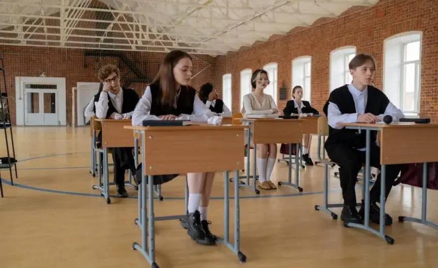 Stylizacje na egzamin ósmoklasisty: ubierz się elegancko i wygodnie!