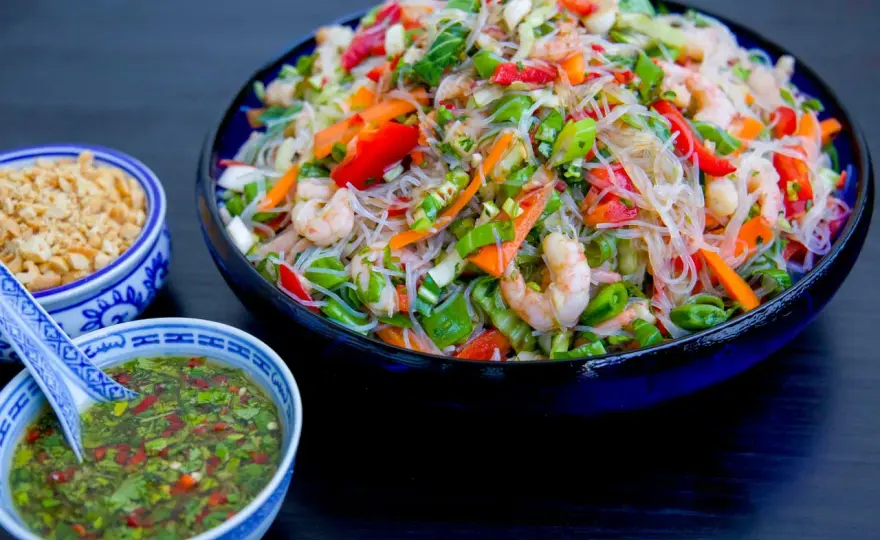 Glasnudelsallad – Så lyckas du med smak och textur