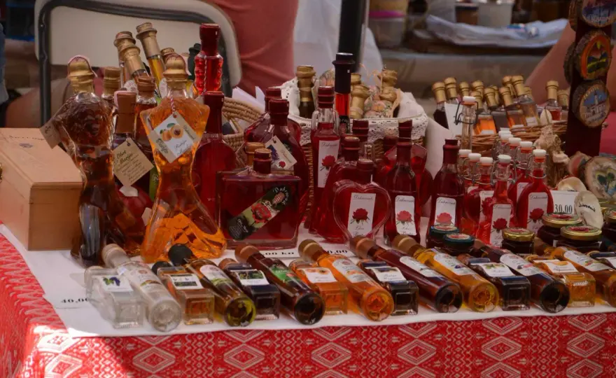 Rakija - co to za alkohol? Poznaj rodzaje i zasady degustacji