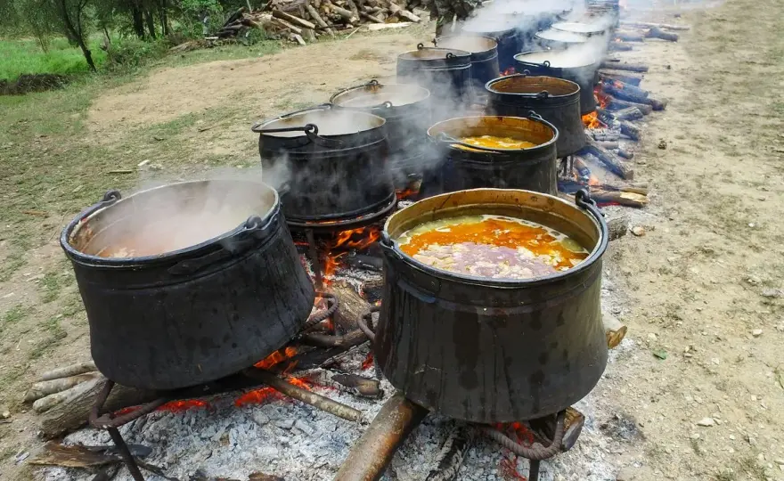 Kuchnia polowa grochówka grill – smak tradycji i wyjątkowe doznania